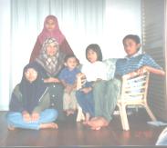 from left front: Faizah, Mak, Hilmi, Farihah, Zul & me at the back